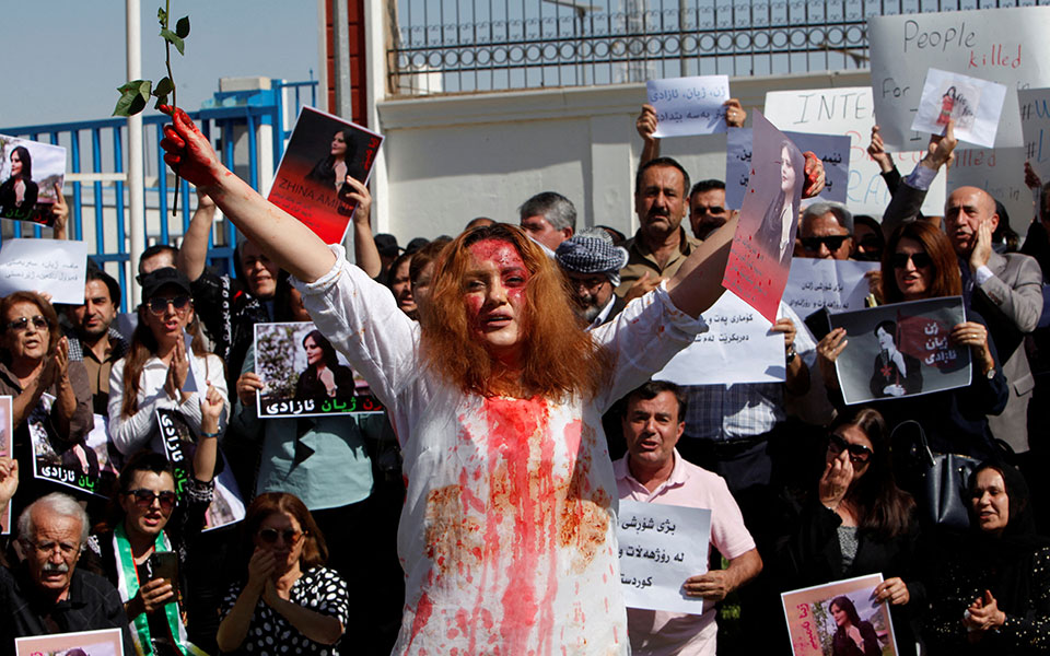 ποτάμι-οργής-στο-ιράν-πάνω-από-700-συλ-562061374