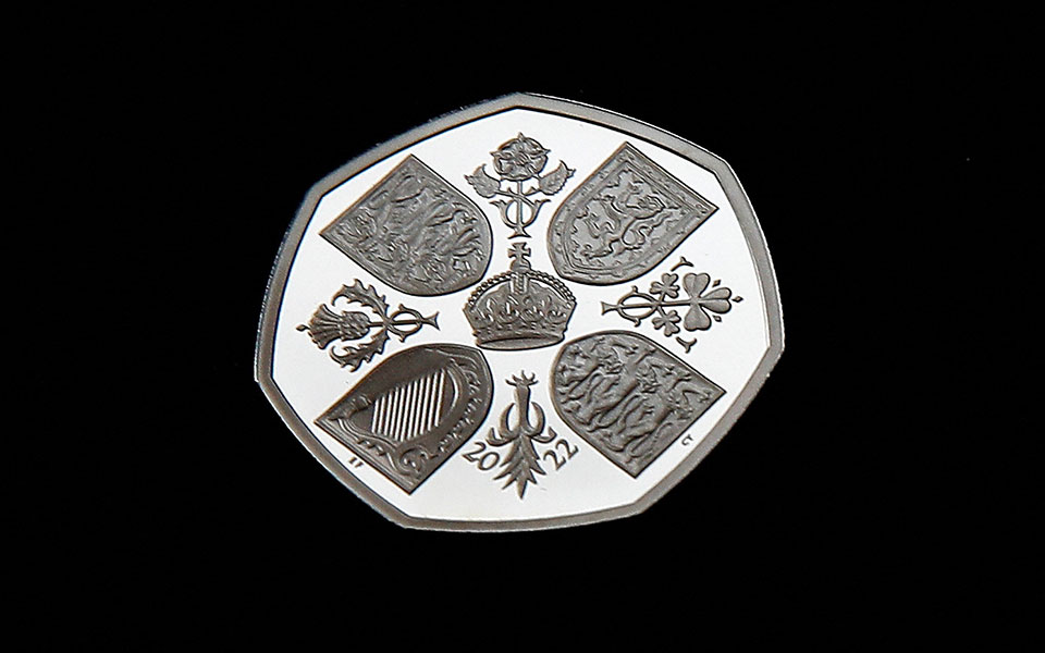 Bρετανία: Αποκαλύφθηκαν τα νέα νομίσματα με το πορτραίτο του Καρόλου-2