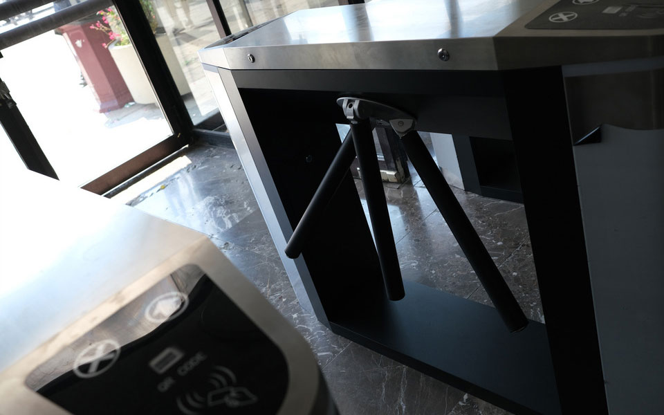 ΑΠΘ: Φθορές στα τουρνικέ του κτιρίου διοίκησης-2