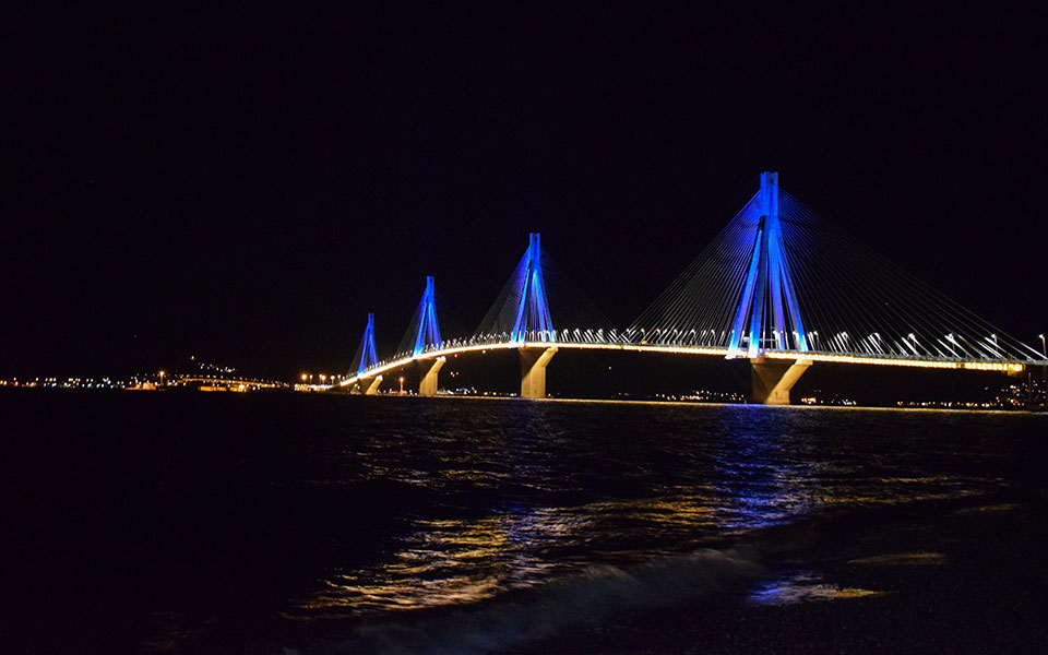 η-γέφυρα-ρίου-αντιρρίου-σβήνει-τα-δι-562031983