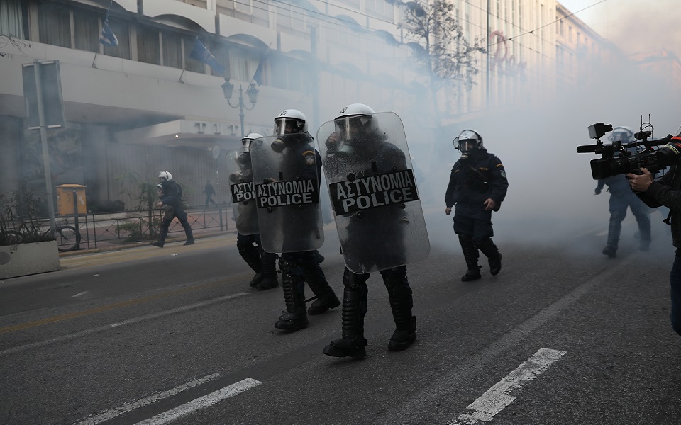 προπύλαια-ένταση-στη-διαδήλωση-για-τη-562049833