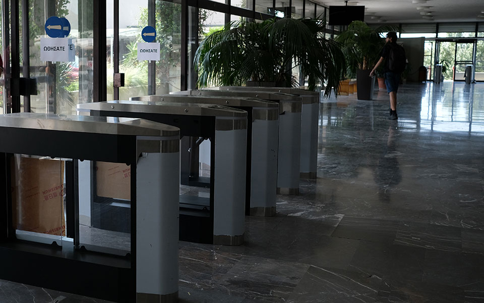 απθ-φθορές-στα-τουρνικέ-του-κτιρίου-δι-562029994