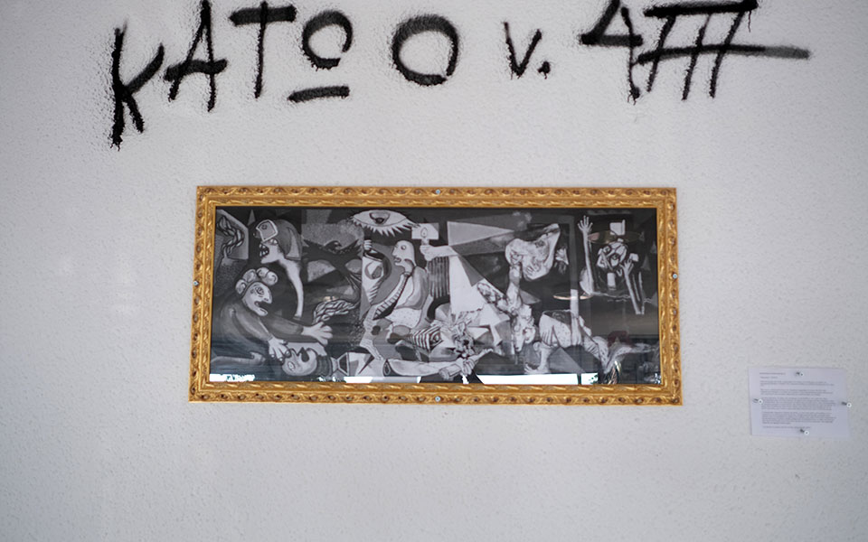 ΑΠΘ: Φθορές στα τουρνικέ του κτιρίου διοίκησης-3