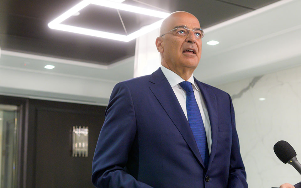 τριμερής-με-το-βλέμμα-στραμμένο-στην-ε-562055989