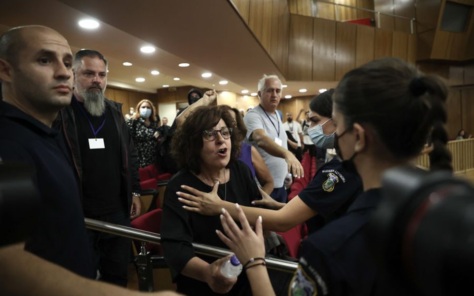 Δίκη Χρυσής Αυγής: Ένταση και συνθήματα στο δικαστήριο από οπαδούς του Ηλία Κασιδιάρη-1