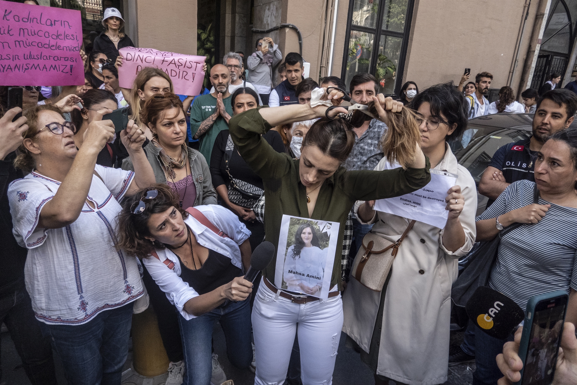 κύμα-συμπαράστασης-στις-γυναίκες-του-562055311