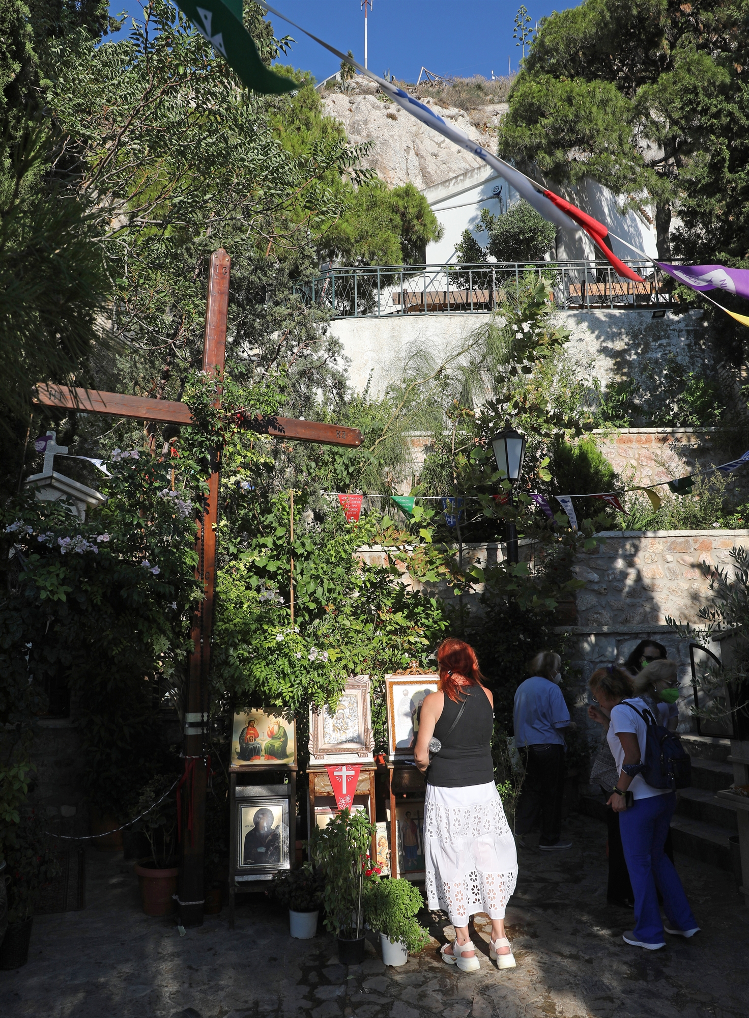 Ιερές κόντρες πυροδοτούν τα «θαύματα» του Λυκαβηττού-1