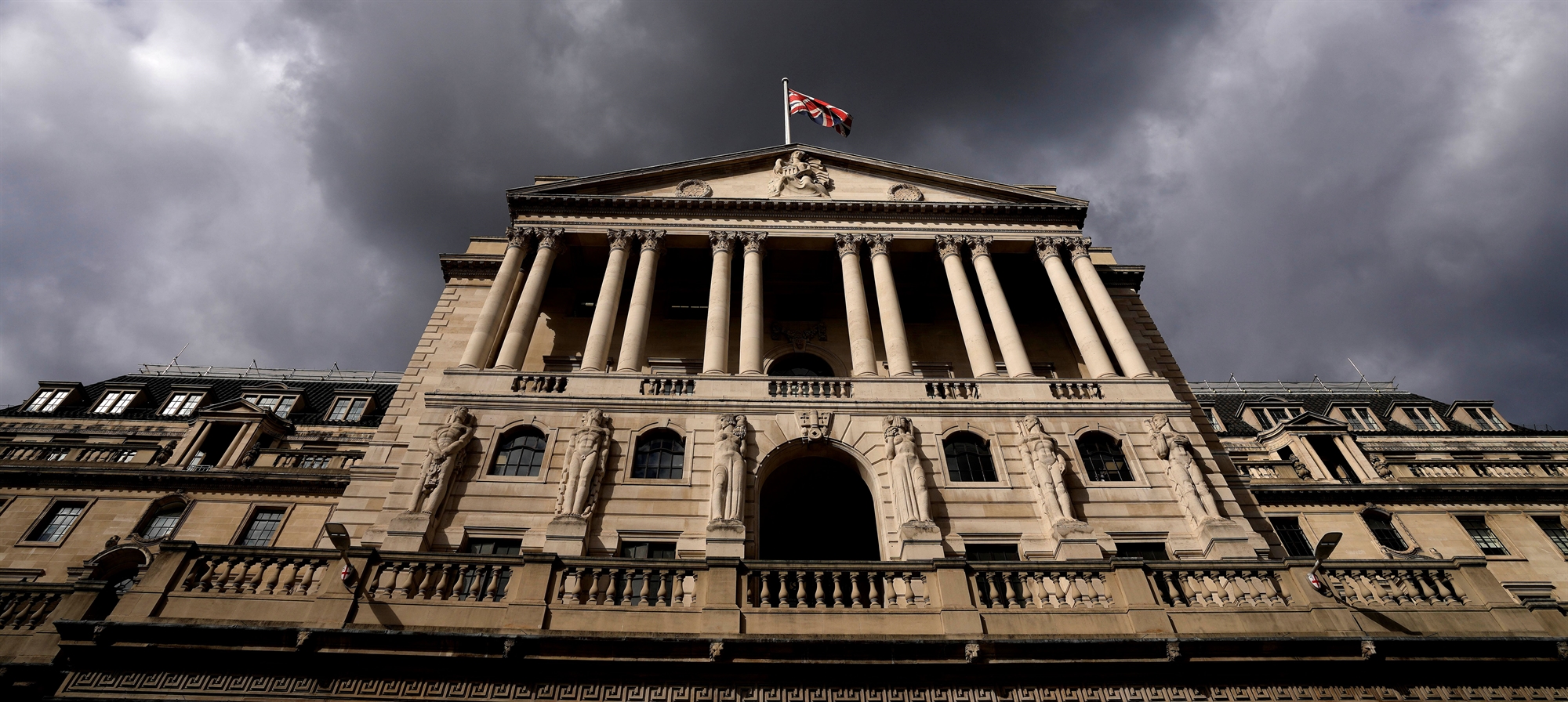 δραματική-παρέμβαση-της-τράπεζας-της-562067317