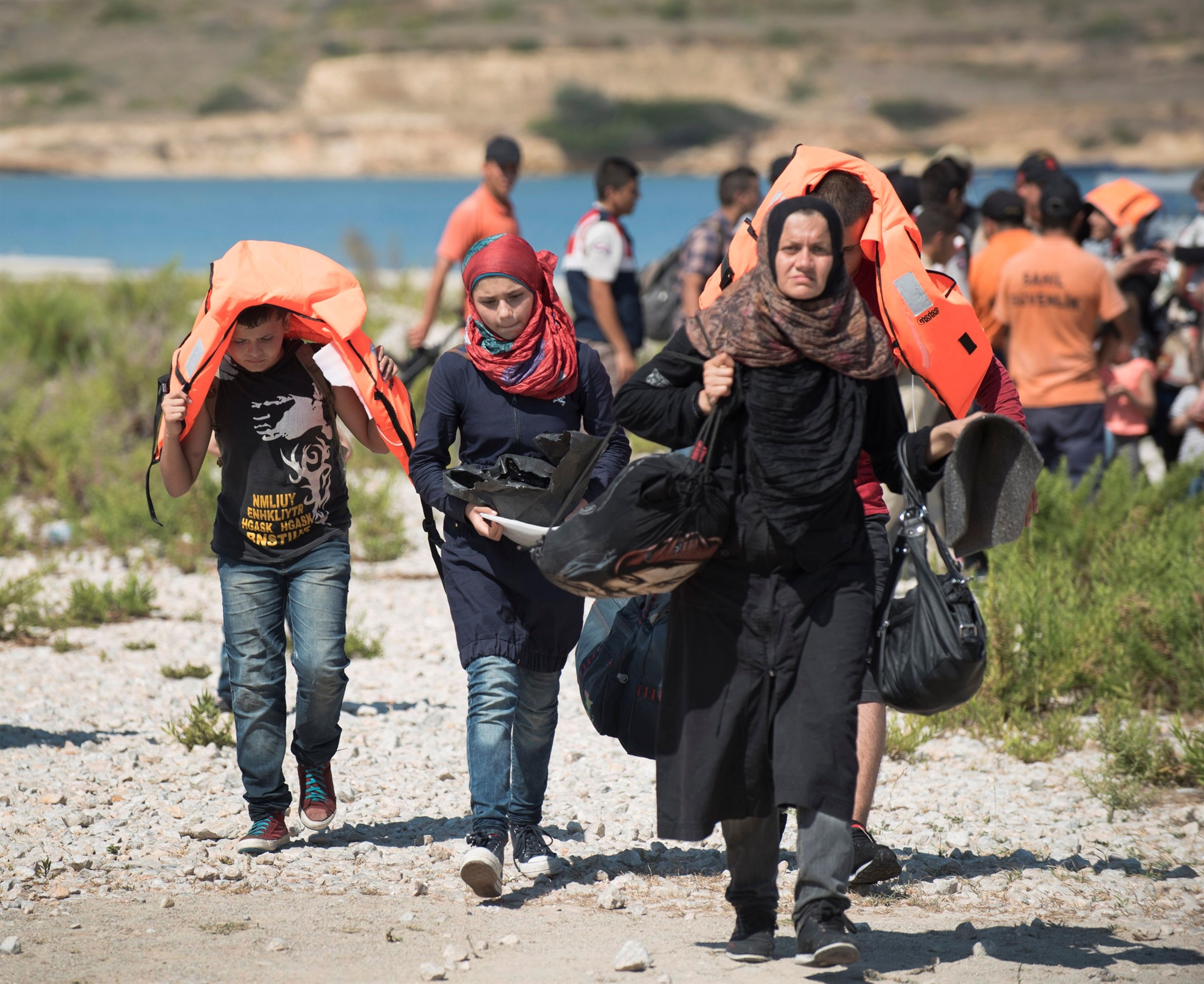 προσπάθεια-να-στηθεί-καραβάνι-σύρων-π-562042309