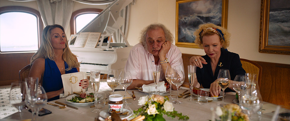 «Το τρίγωνο της θλίψης»: Η ταινία που κέρδισε τον Χρυσό Φοίνικα από 18/9 στους κινηματογράφους-2