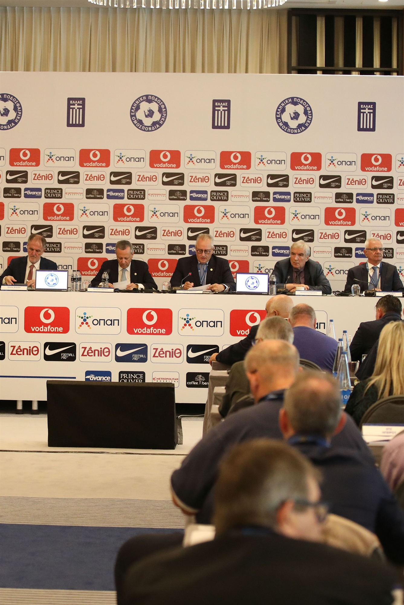 βυθίζεται-το-ποδόσφαιρο-562070881