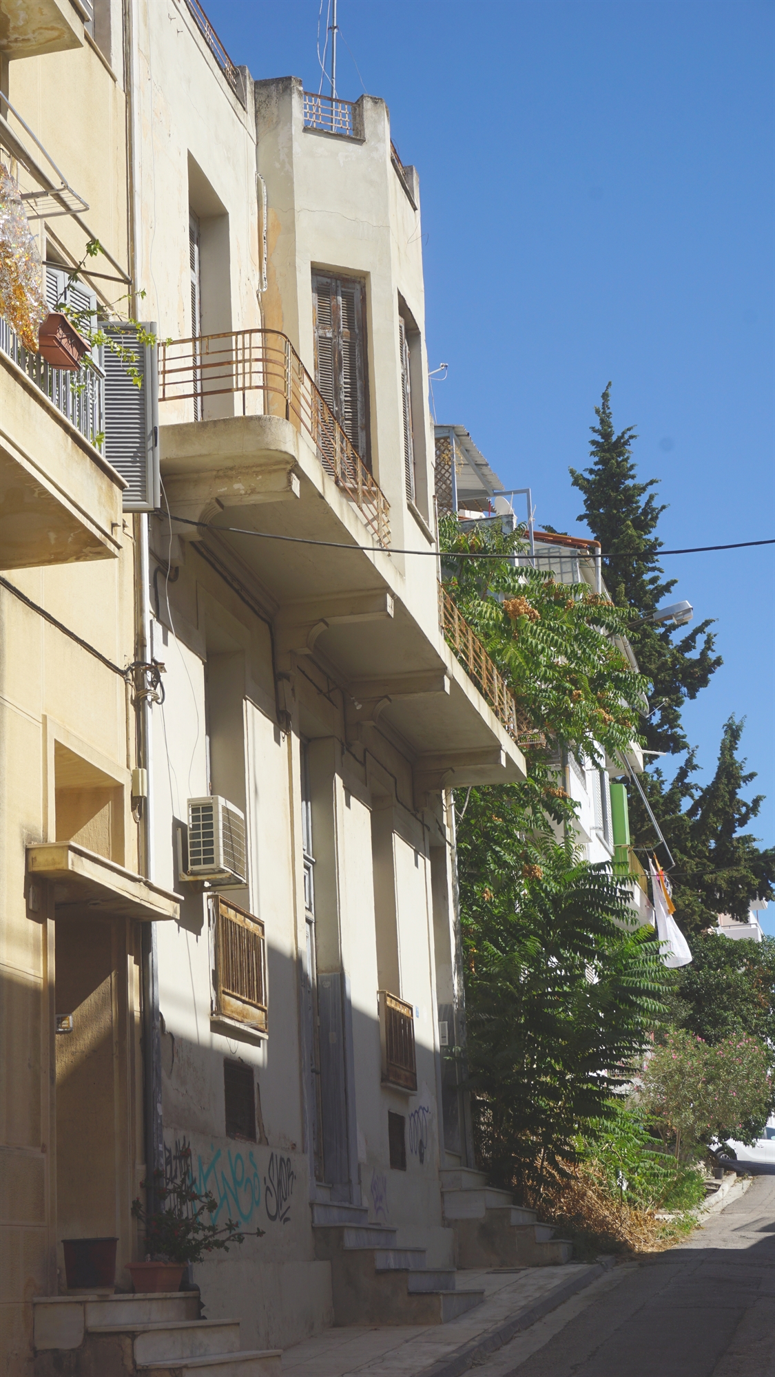 η-ατμόσφαιρα-της-αθήνας-στα-στενά-του-φ-562060648