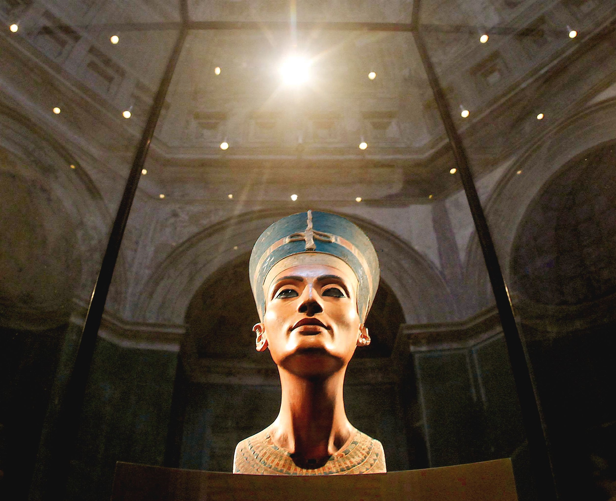 Στα ίχνη της Νεφερτίτης-1