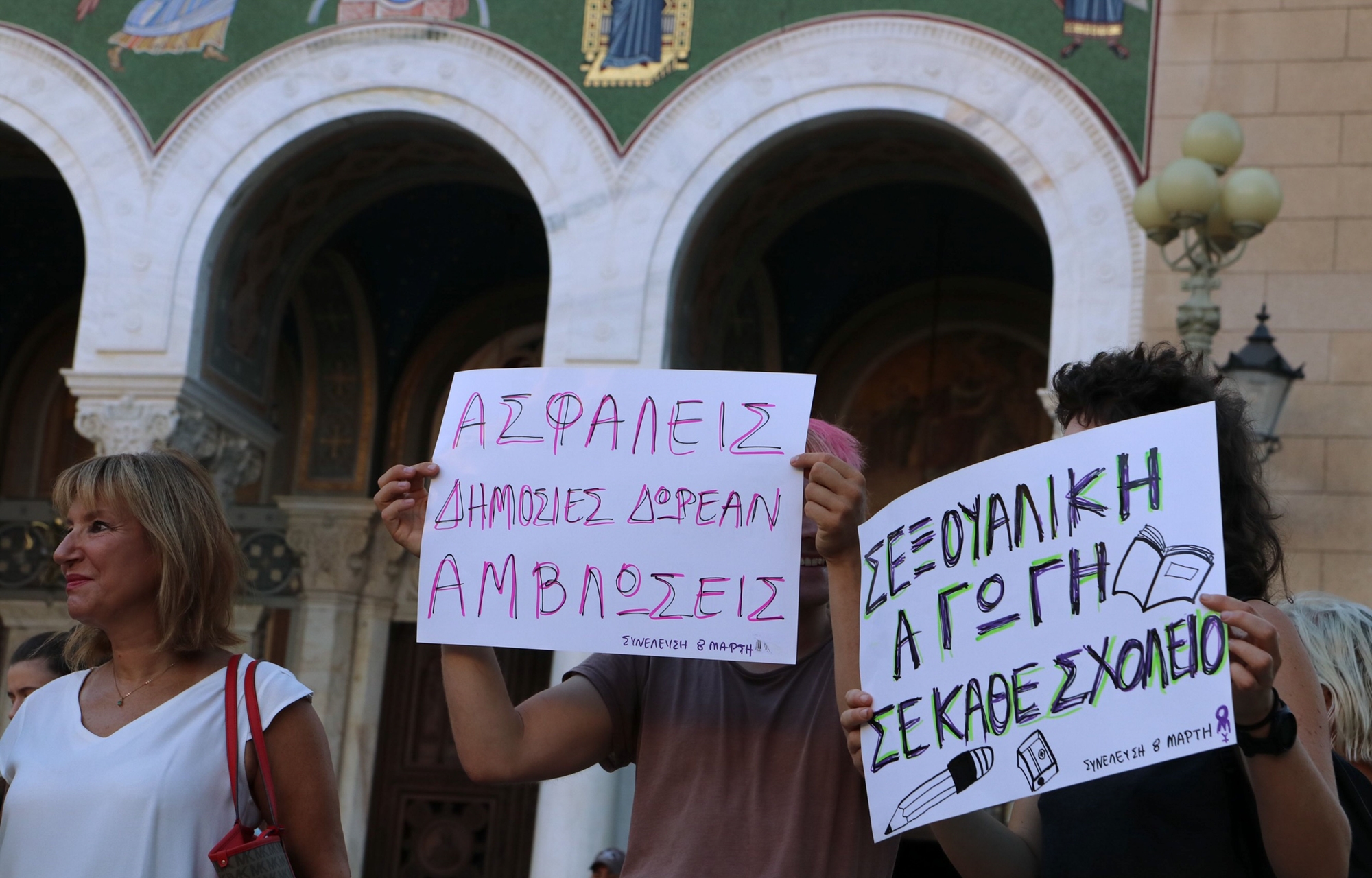 Κήρυγμα κατά των αμβλώσεων: Πιστοί μέσα, διαδηλωτές και αστυνομία έξω-2