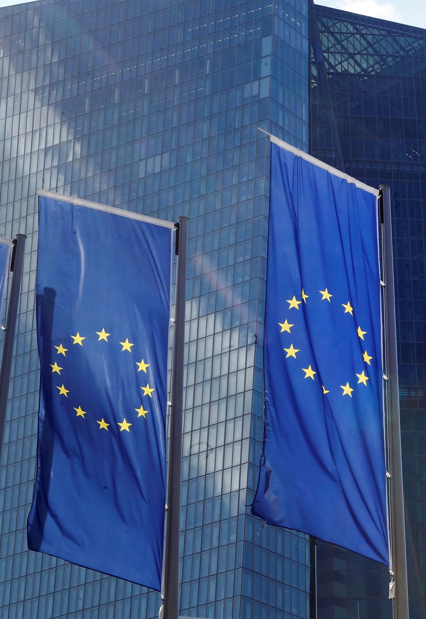 μεγάλη-αύξηση-επιτοκίων-βλέπει-η-wall-562022014