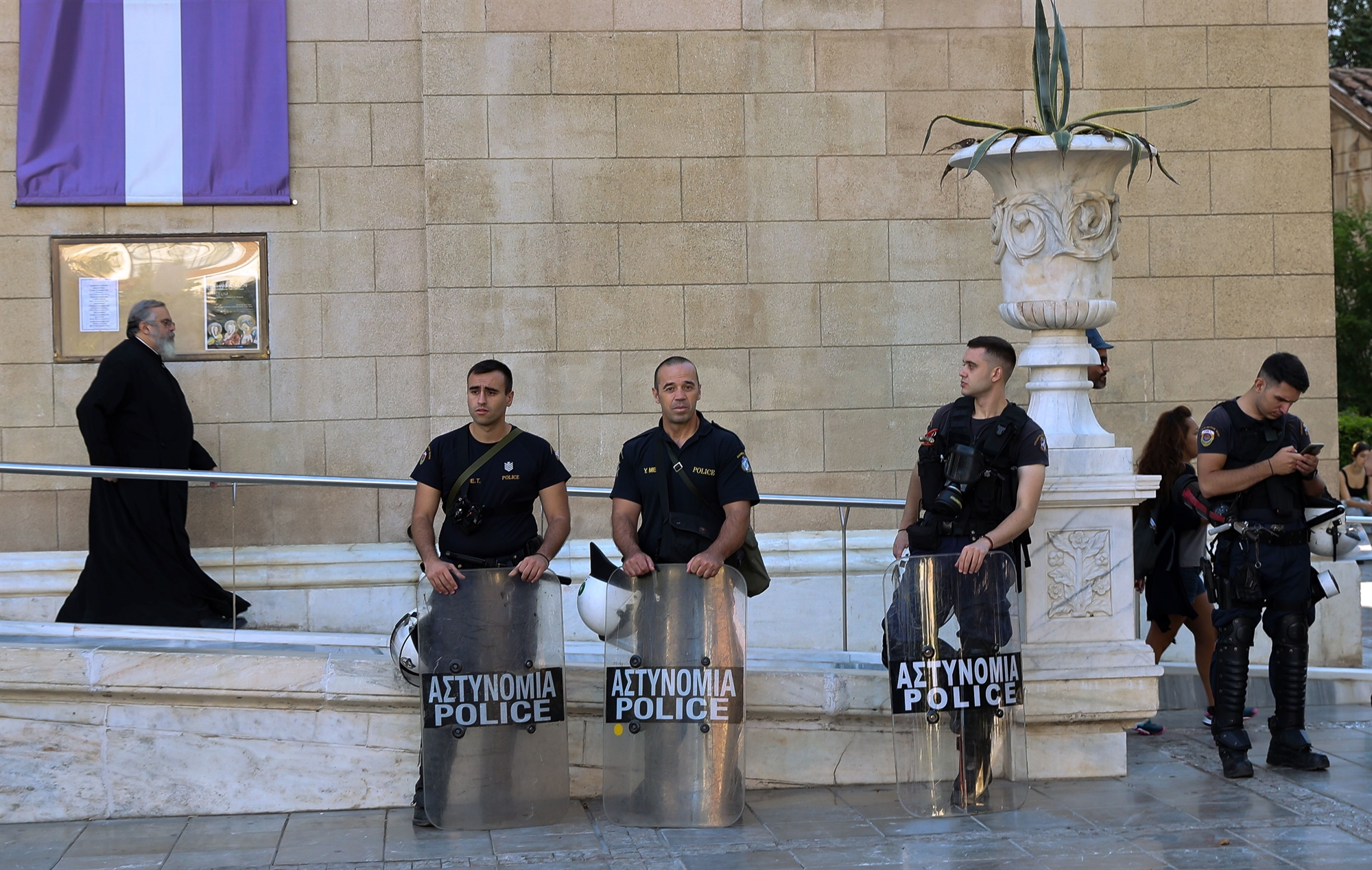 Κήρυγμα κατά των αμβλώσεων: Πιστοί μέσα, διαδηλωτές και αστυνομία έξω-1