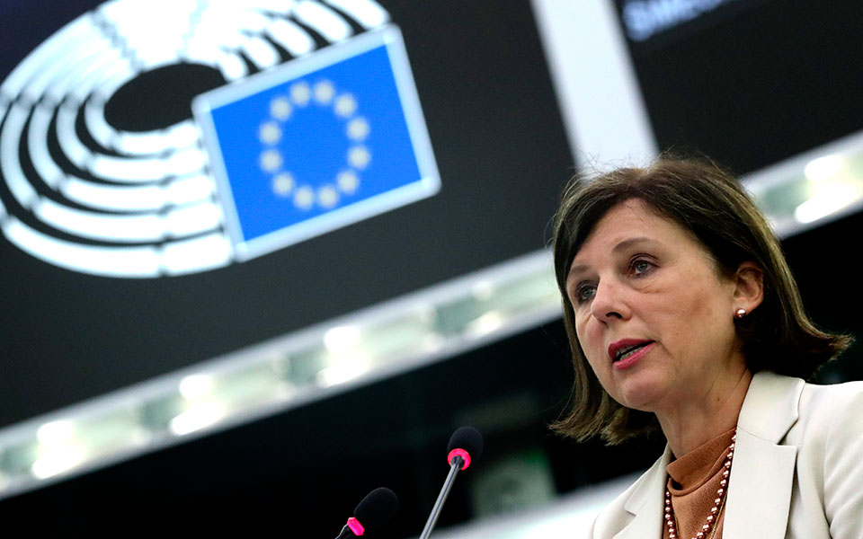 εε-στην-αθήνα-η-αντιπρόεδρος-της-κομισ-562058872