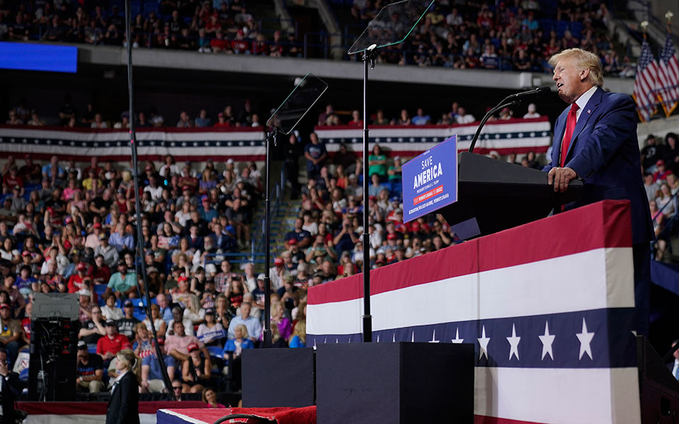 τραμπ-εχθρός-του-κράτους-ο-μπάιντεν-562027078