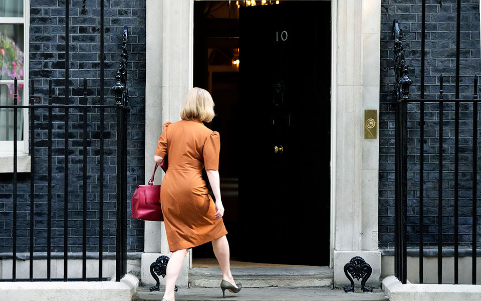 βρετανία-δύο-έφηβες-στην-ντάουνινγκ-σ-562029406