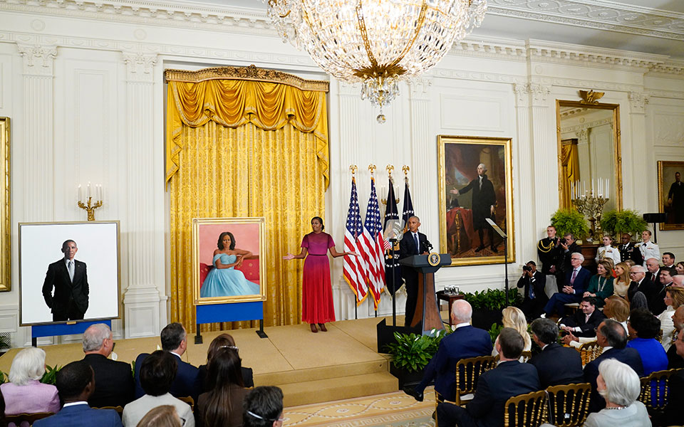 ΗΠΑ: Μπαράκ και Μισέλ Ομπάμα επέστρεψαν στον Λευκό Οίκο για τα επίσημα πορτρέτα τους-1