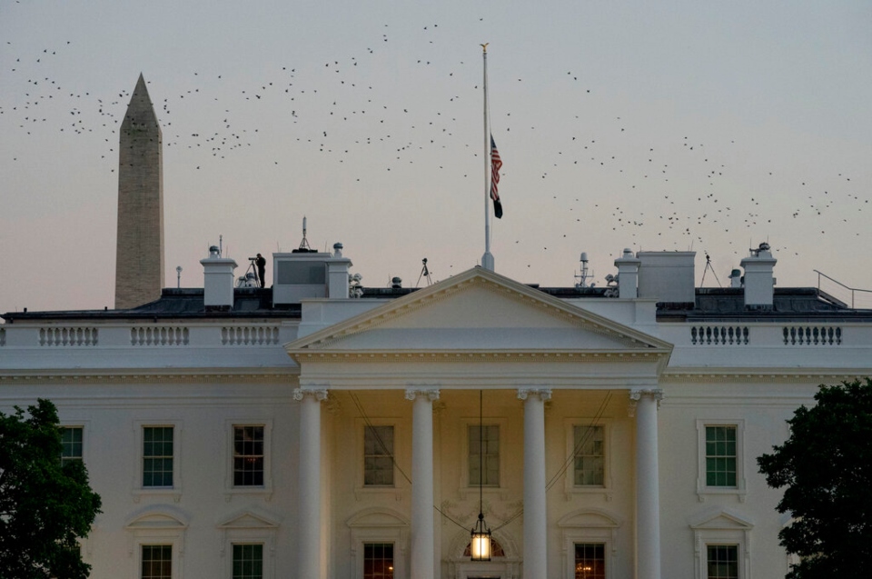 Ο πλανήτης πενθεί για την Ελισάβετ-7