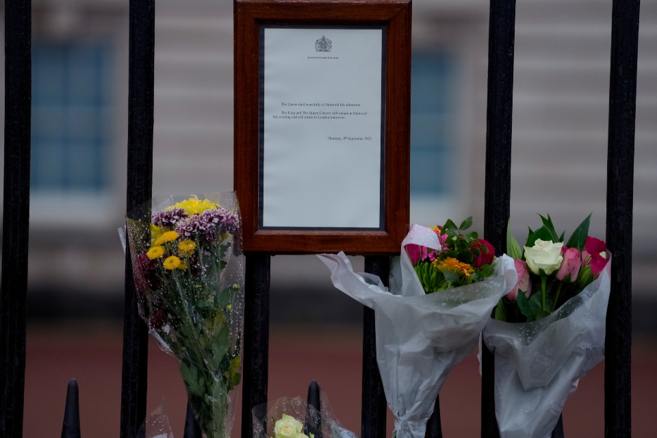 Ο πλανήτης πενθεί για την Ελισάβετ-1