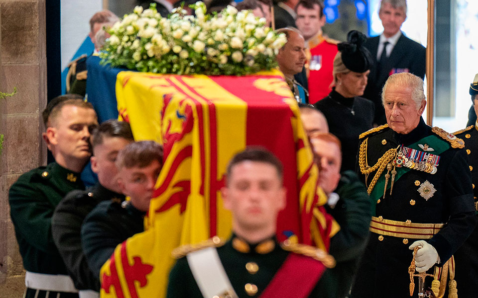 Βασίλισσα Ελισάβετ: «Ουρές» για το λαϊκό προσκύνημα στο Εδιμβούργο-1