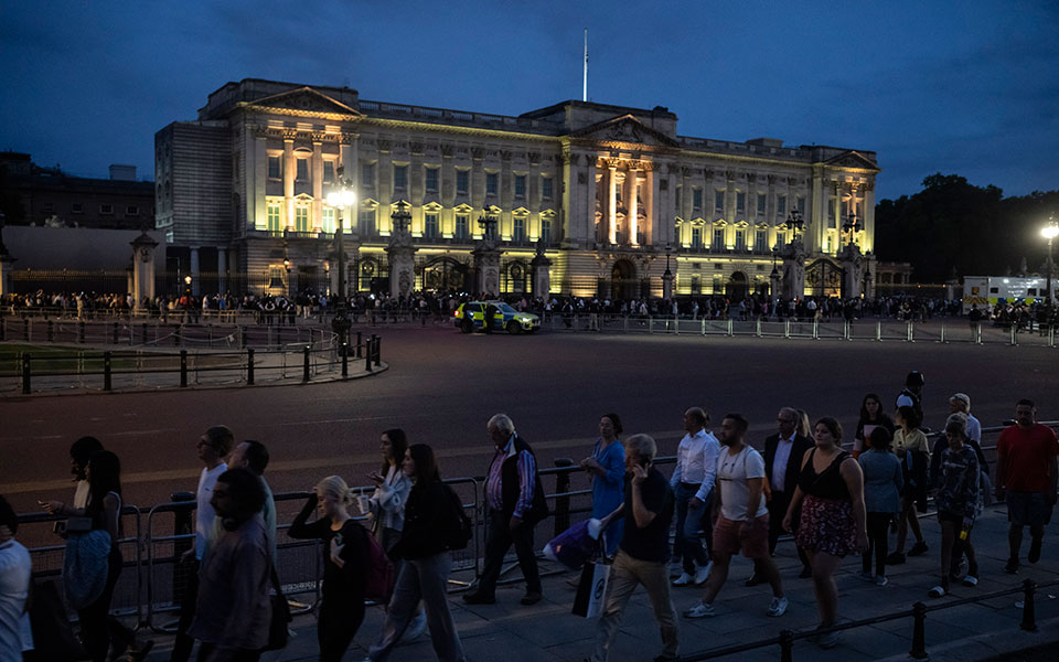 Βασίλισσα Ελισάβετ: «Ουρές» για το λαϊκό προσκύνημα στο Εδιμβούργο-3