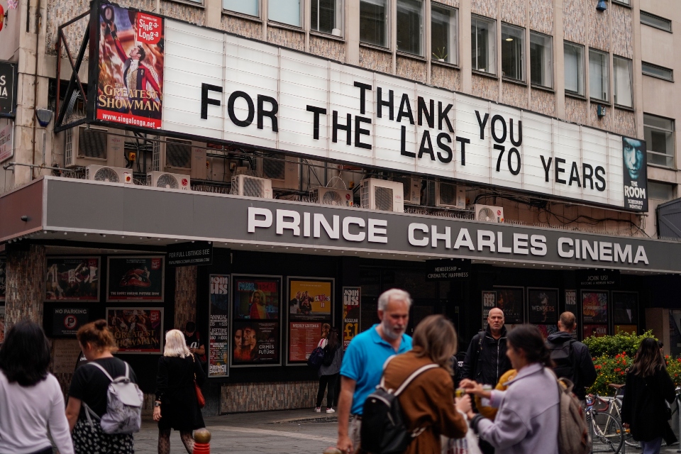 βασίλισσα-ελισάβετ-τα-σινεμά-θα-παραμ-562045489