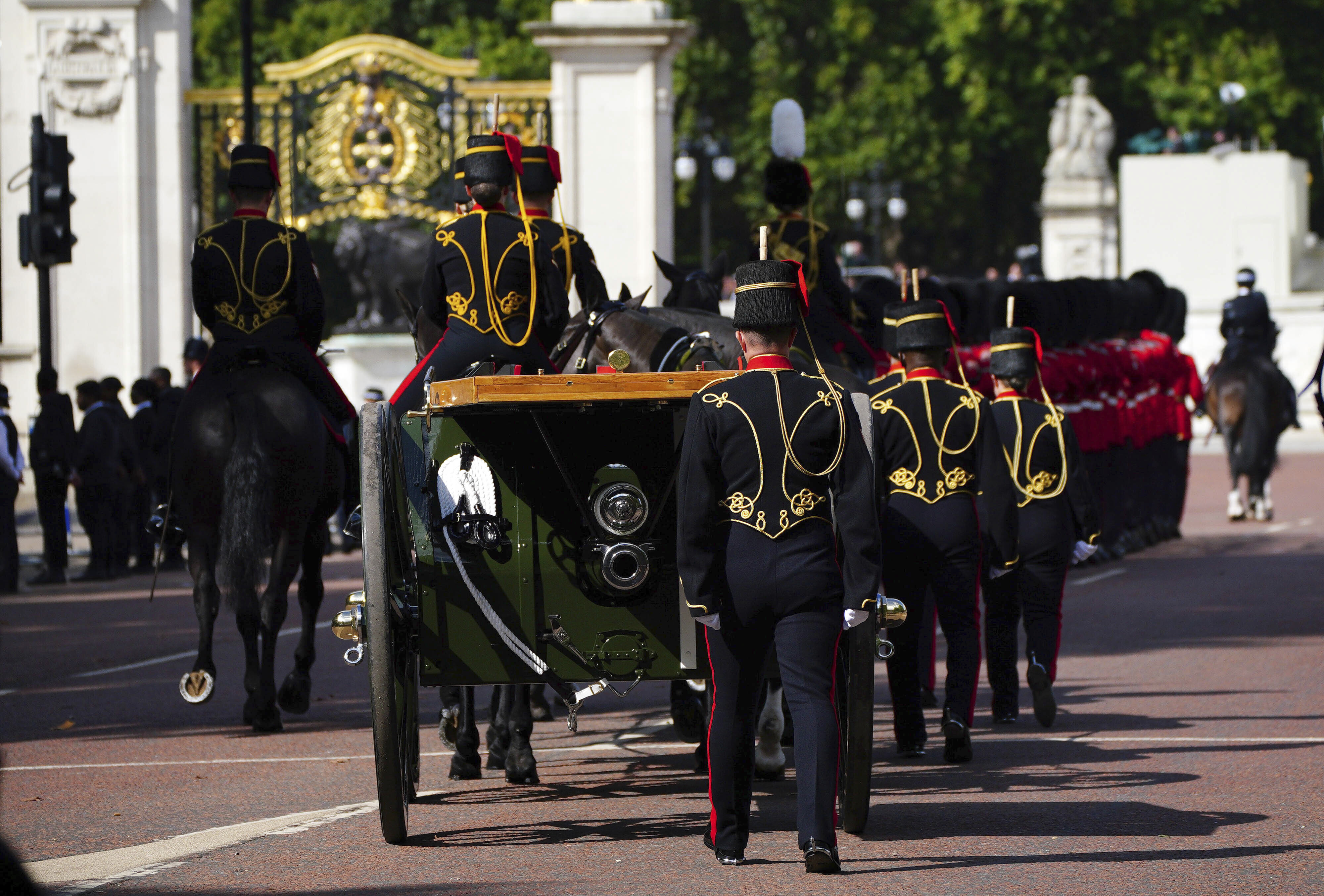Γουέστμινστερ: Σε λαϊκό προσκύνημα η σορός της βασίλισσας Ελισάβετ (live εικόνα)-8
