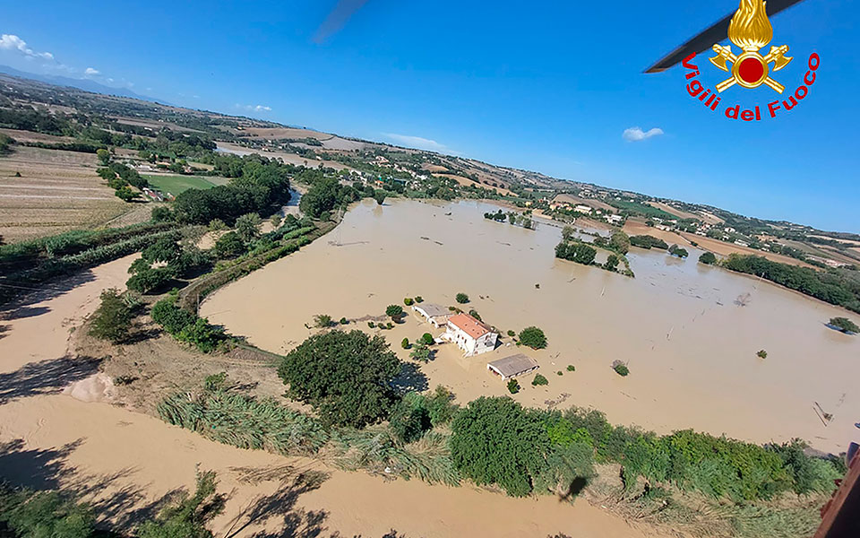 Ιταλία: Oι κάτοικοι μετρούν τις πληγές από τις καταστροφικές πλημμύρες (εικόνες)-4