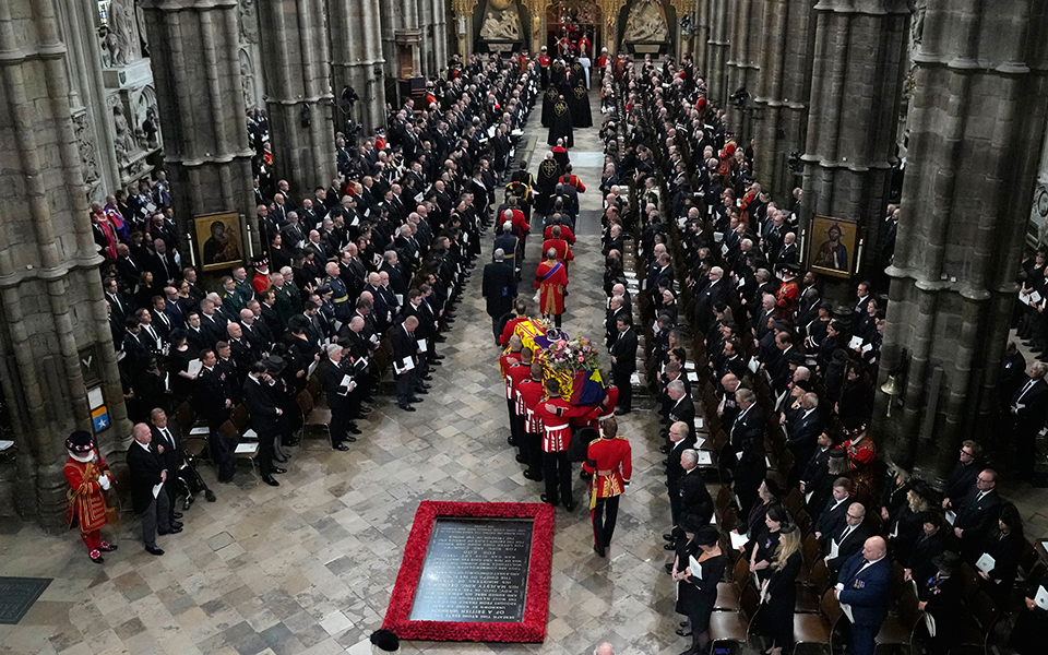 το-ύστατο-χαίρε-στη-βασίλισσα-ελισάβε-562050847