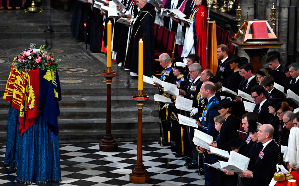 Το ύστατο χαίρε στη βασίλισσα Ελισάβετ – Λεπτό προς λεπτό η τελετή-3