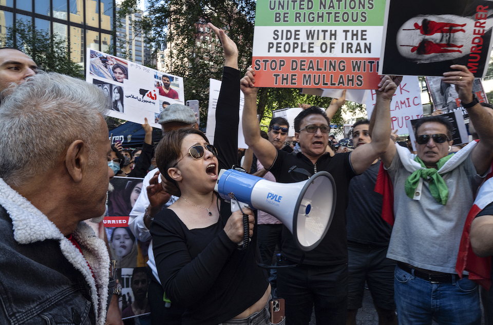 Explainer: Πώς άναψε η φλόγα της εξέγερσης στο Ιράν-1