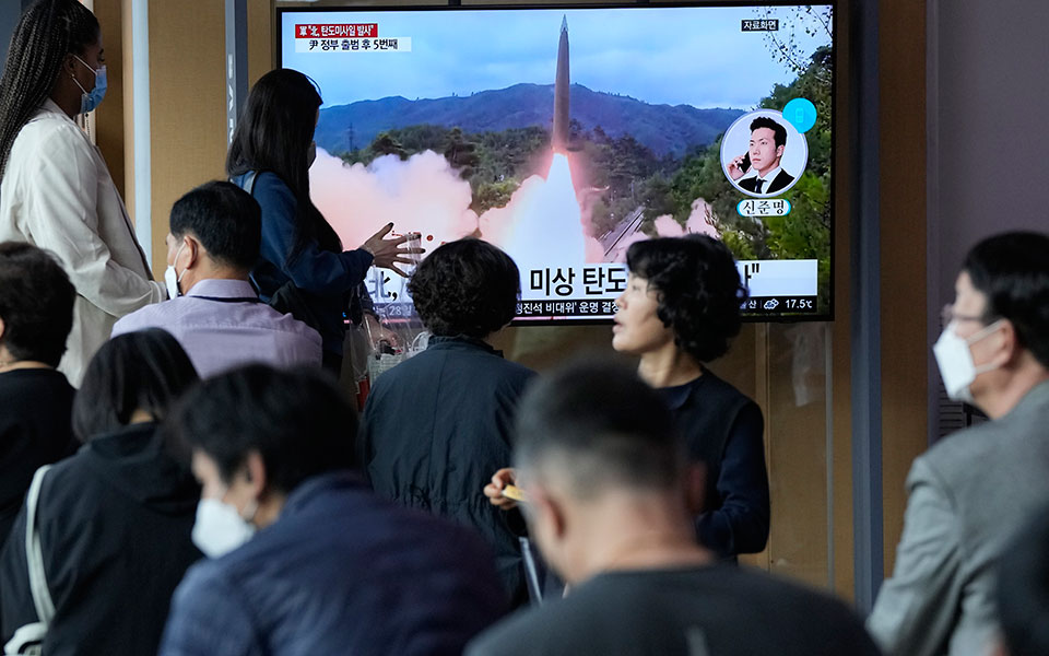 βόρεια-κορέα-εκτόξευσε-δύο-βαλλιστικ-562061668