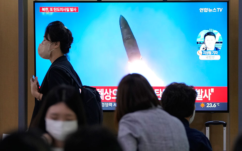 βόρεια-κορέα-εκτόξευσε-δύο-βαλλιστικ-562068145