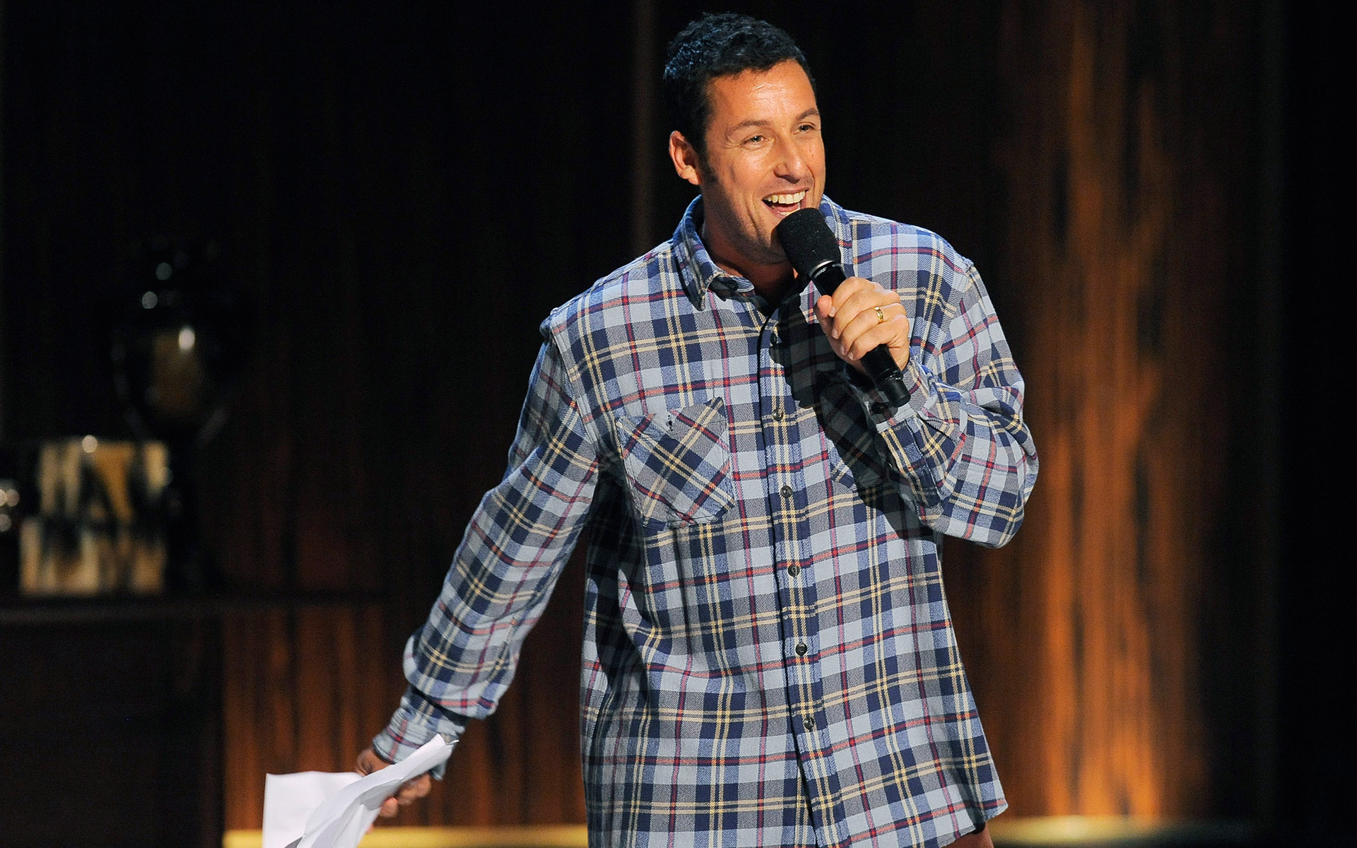 ο-άνταμ-σάντλερ-επιστρέφει-στη-stand-up-κωμωδ-562043068