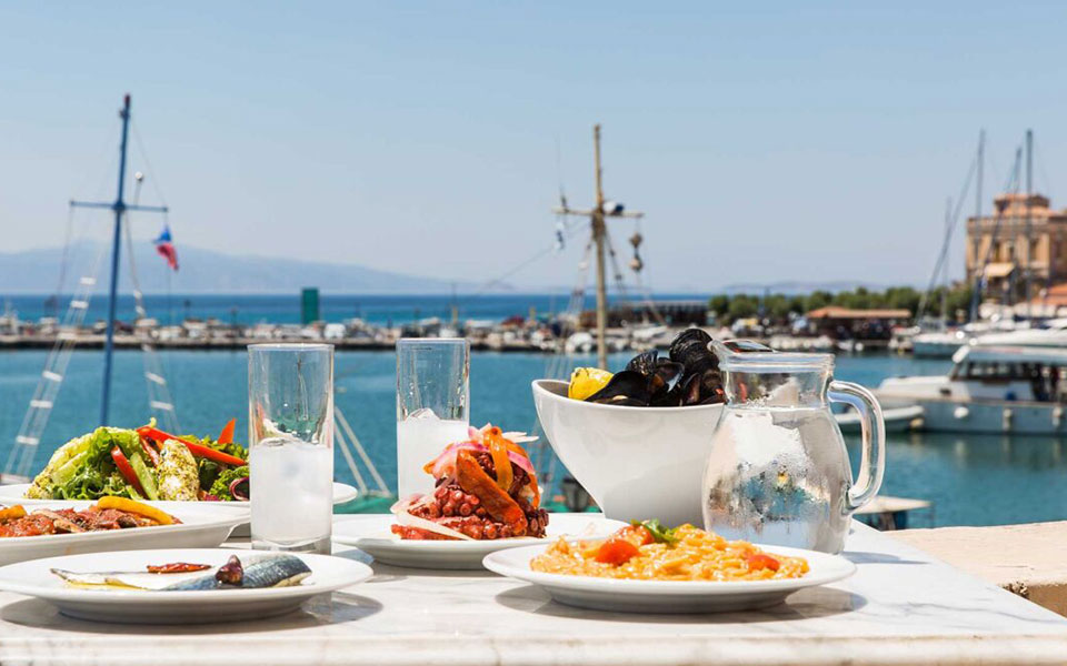 aίγινα-5-τραπέζια-πλάι-στο-κύμα-για-τον-σ-562053307