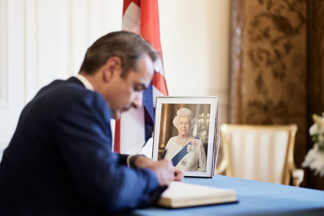 κυριάκος-μητσοτάκης-υπογραφή-στο-βιβ-562044907