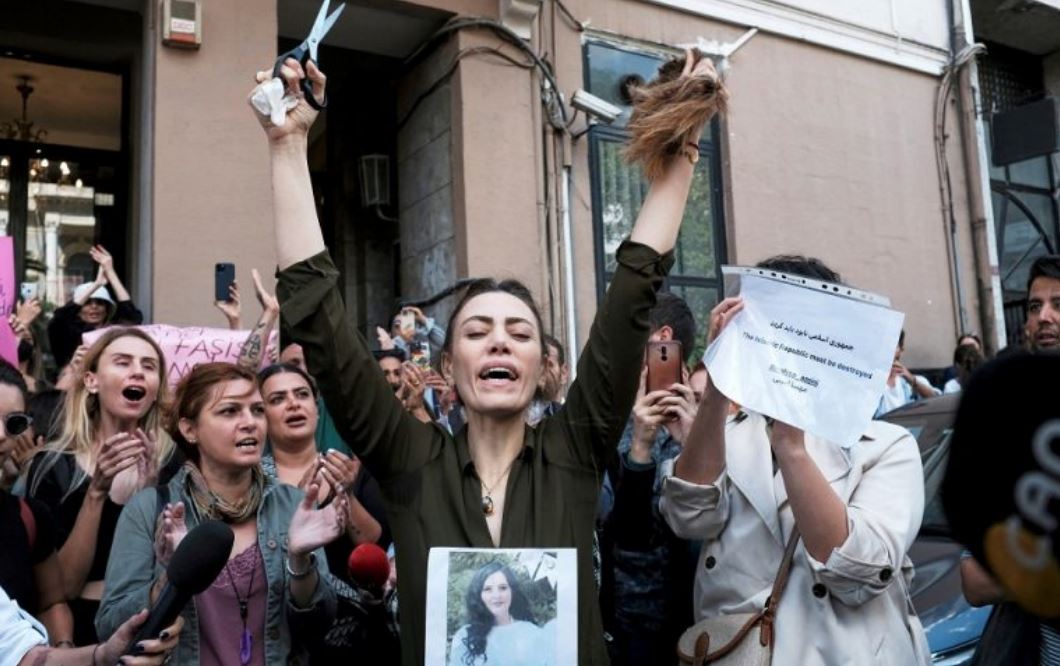 Ιράν: Καζάνι που βράζει η χώρα – Αντιδιαδηλώσεις και στρατός απέναντι στην «εξέγερση των χιτζάμπ»-3