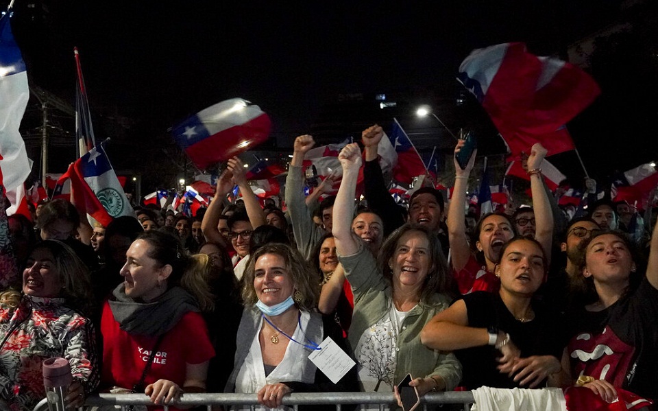 χιλή-σαρωτική-απόρριψη-του-νέου-συντά-562027504