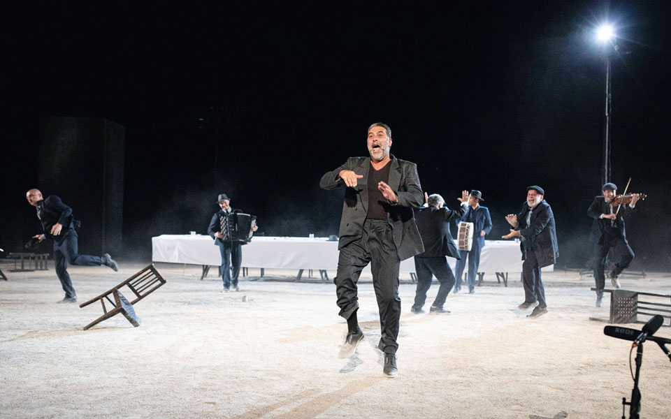 αγριες-μέλισσες-στην-επίδαυρο-562039369