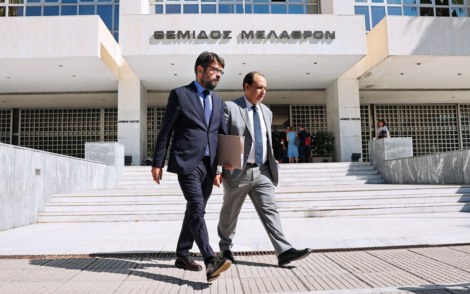 ένα-έγγραφο-σώζεται-από-τον-φάκελο-ανδ-562038301