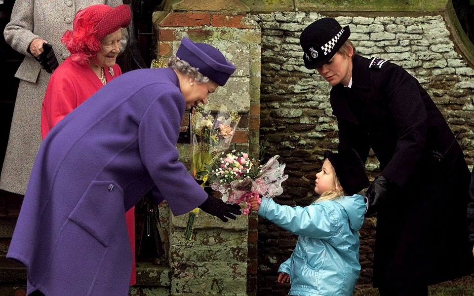 βασίλισσα-ελισάβετ-τα-χριστουγεννιά-562034872