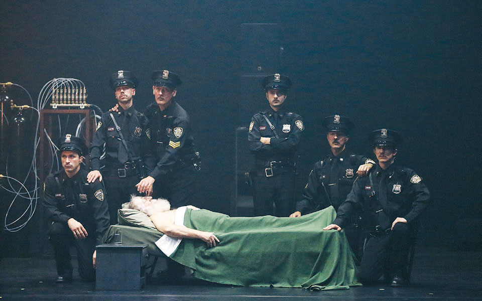 ρ-καστελούτσι-το-θέατρο-πρέπει-να-μας-562038154