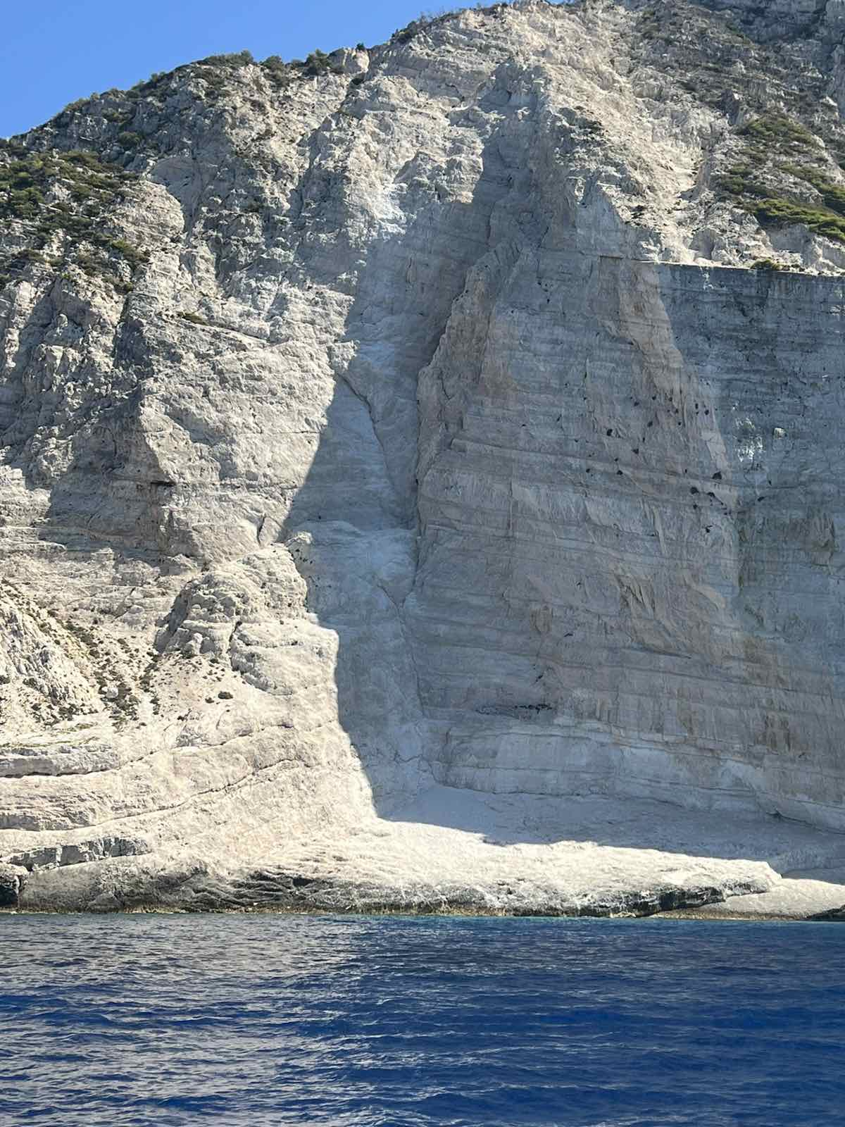 Ζάκυνθος: Έπεσαν βράχια στο «Ναυάγιο» μετά τον σεισμό των 5,4 Ρίχτερ – Έκλεισε η παραλία-1