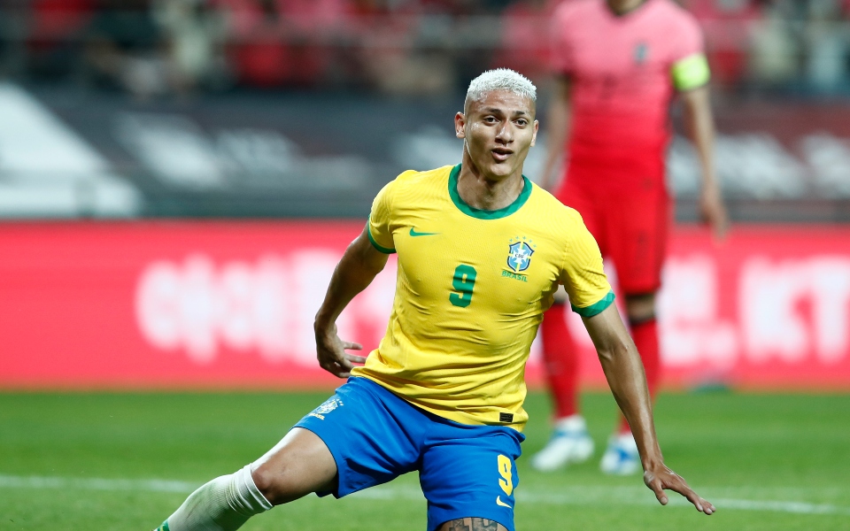 ριτσάρλισον-πέταξαν-μπανάνα-στον-βρα-562066135