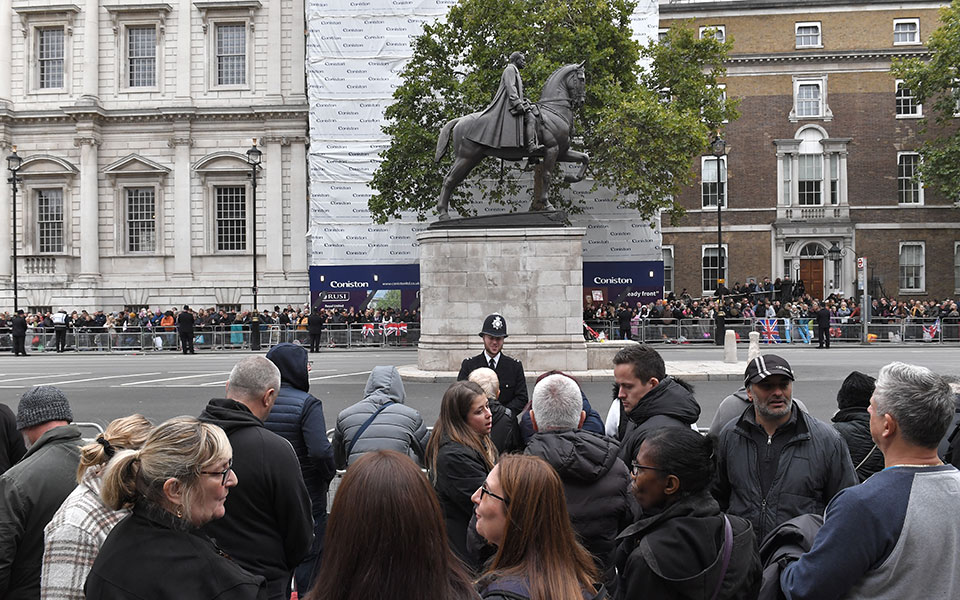 Το ύστατο χαίρε στη βασίλισσα Ελισάβετ – Λεπτό προς λεπτό η τελετή-13