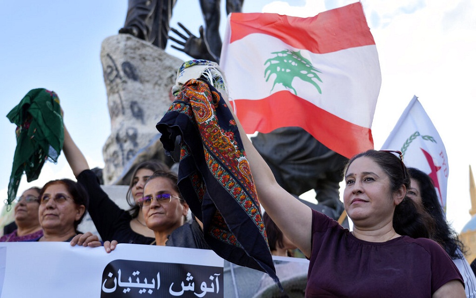 Το Ιράν «φλέγεται»: 17 νεκροί, μαζικές διαδηλώσεις και μπλακ άουτ στα social media-5