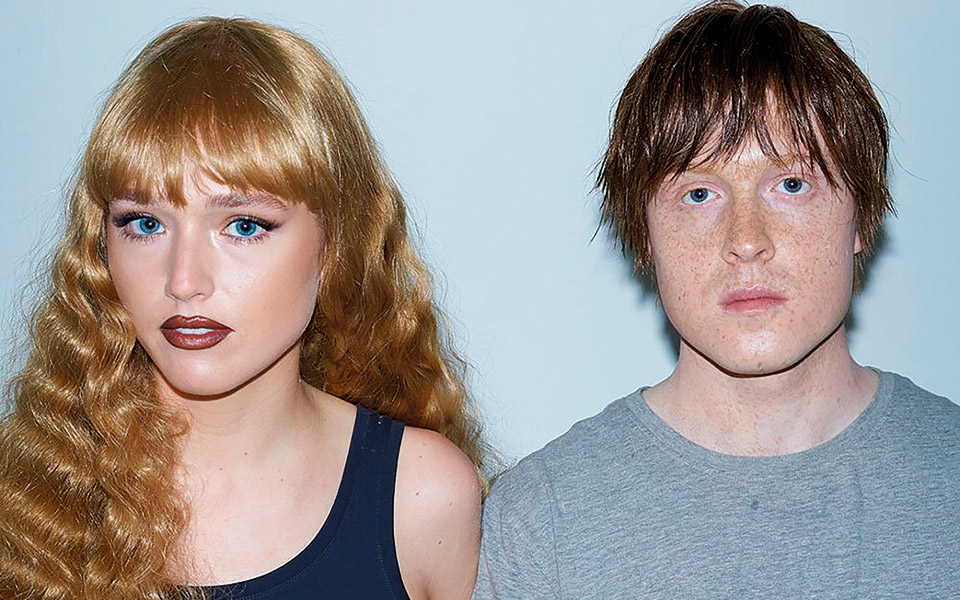 δυο-κόσμοι-σαν-ένας-η-συναρπαστική-ποπ-562050730